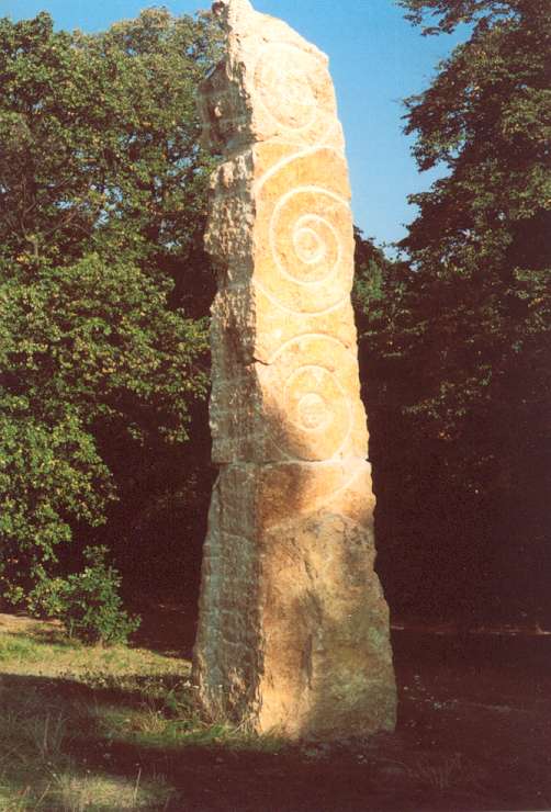 Trojdílný menhir nedaleko svatyně u Ludéřova
